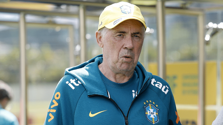 Ancelotti no banco de treinador, assistindo ao time que treinou.