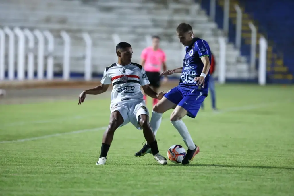 Jogo de futebol entre Santa Fé e José Bonifácio em uma arena lotada.