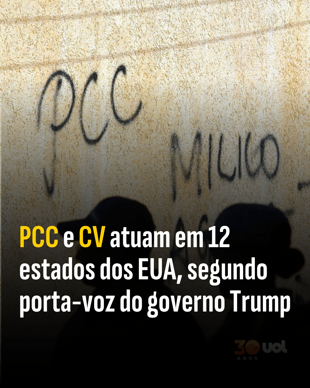 Cinco pessoas recebem cheques de R$ 723 mil cada, com sorrisos de alegria e comemoração.