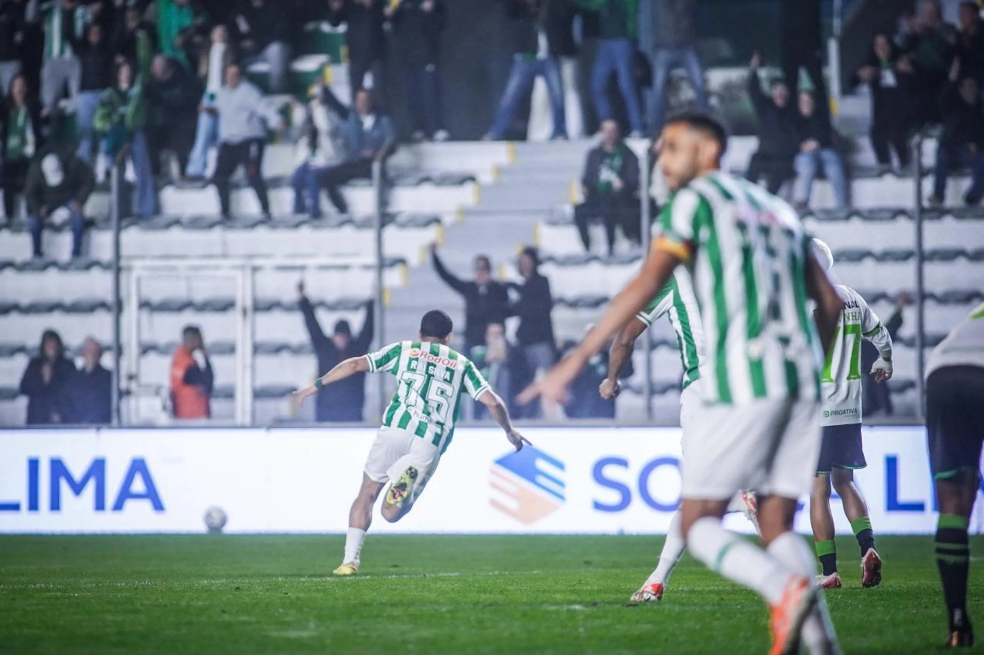 Atacante em ação, marcando gol após quase cinco meses, em jogo de Série B.