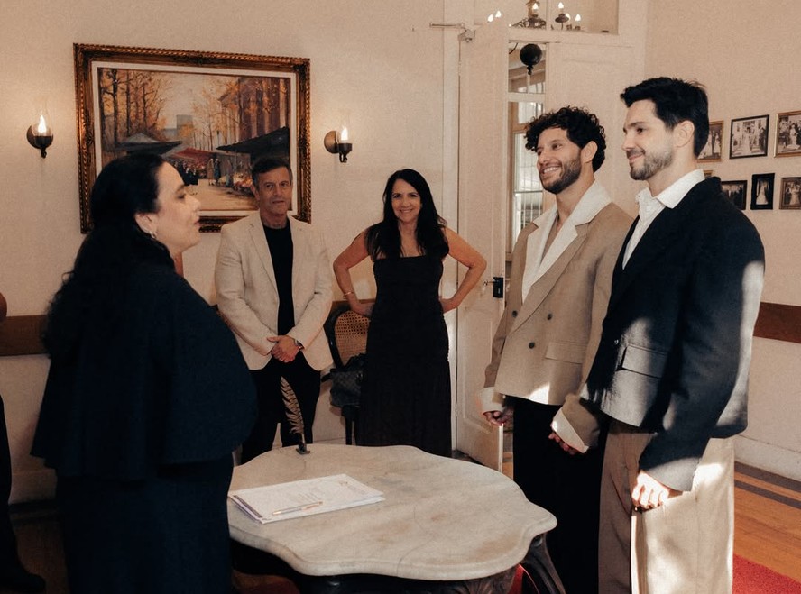 Igor Cosso se casa com bailarino do Dança dos Famosos em cerimônia romântica.