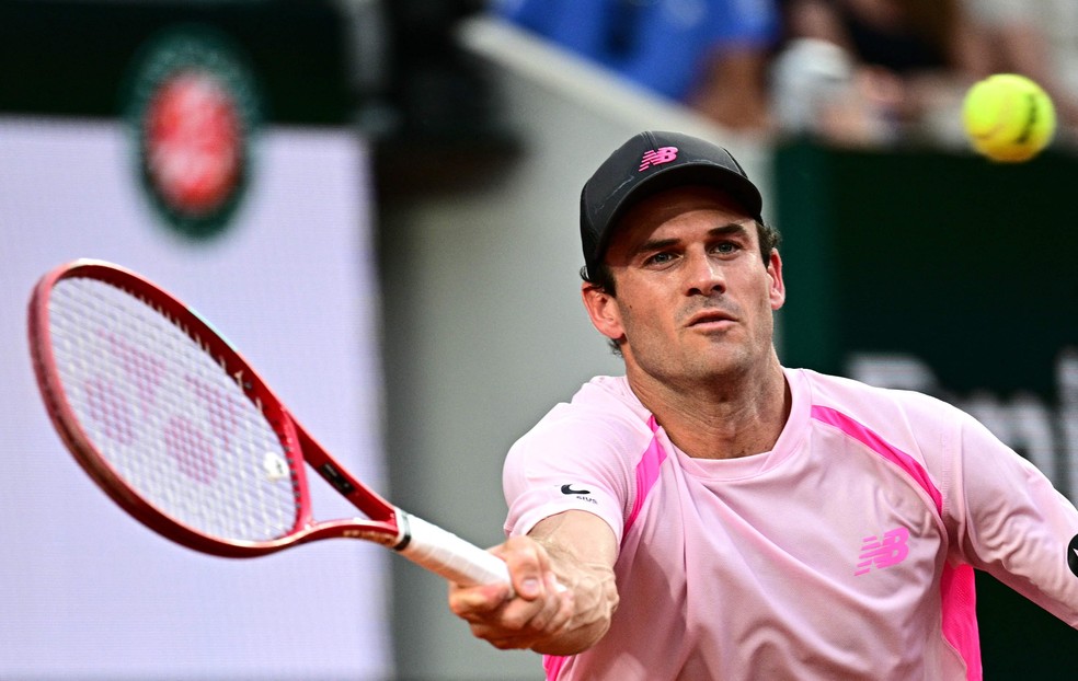 João Fonseca em ação no Roland Garros, após vitória sobre Djokovic.