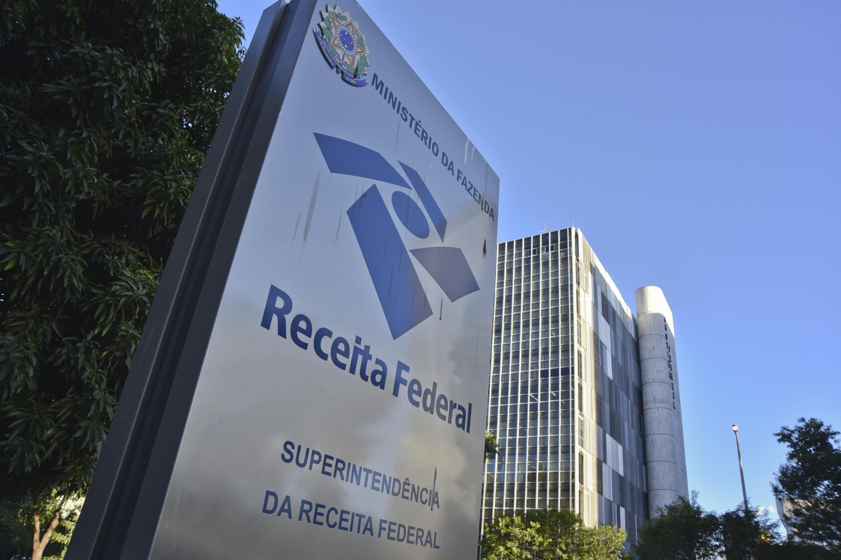 Paciente sorridente após tratamento de câncer de pulmão com resultados positivos.