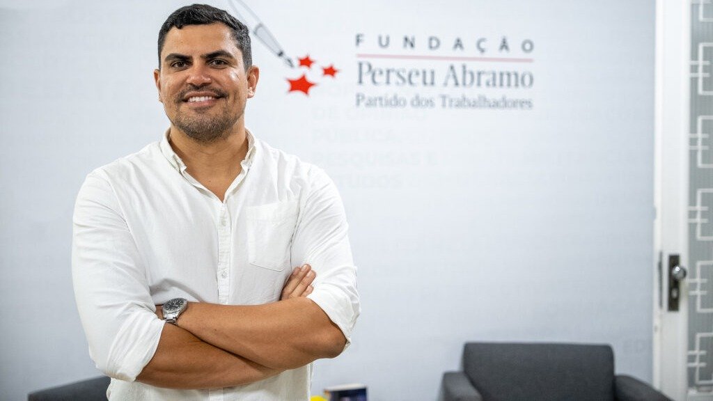 Paciente sorridente após tratamento de câncer de pulmão com resultados positivos.
