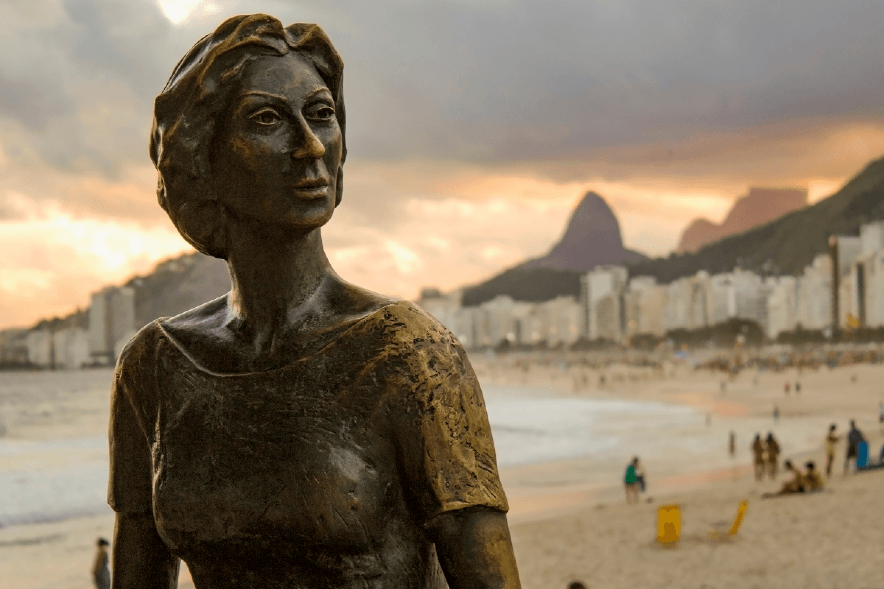 Paciente sorridente após tratamento de câncer de pulmão com resultados positivos.