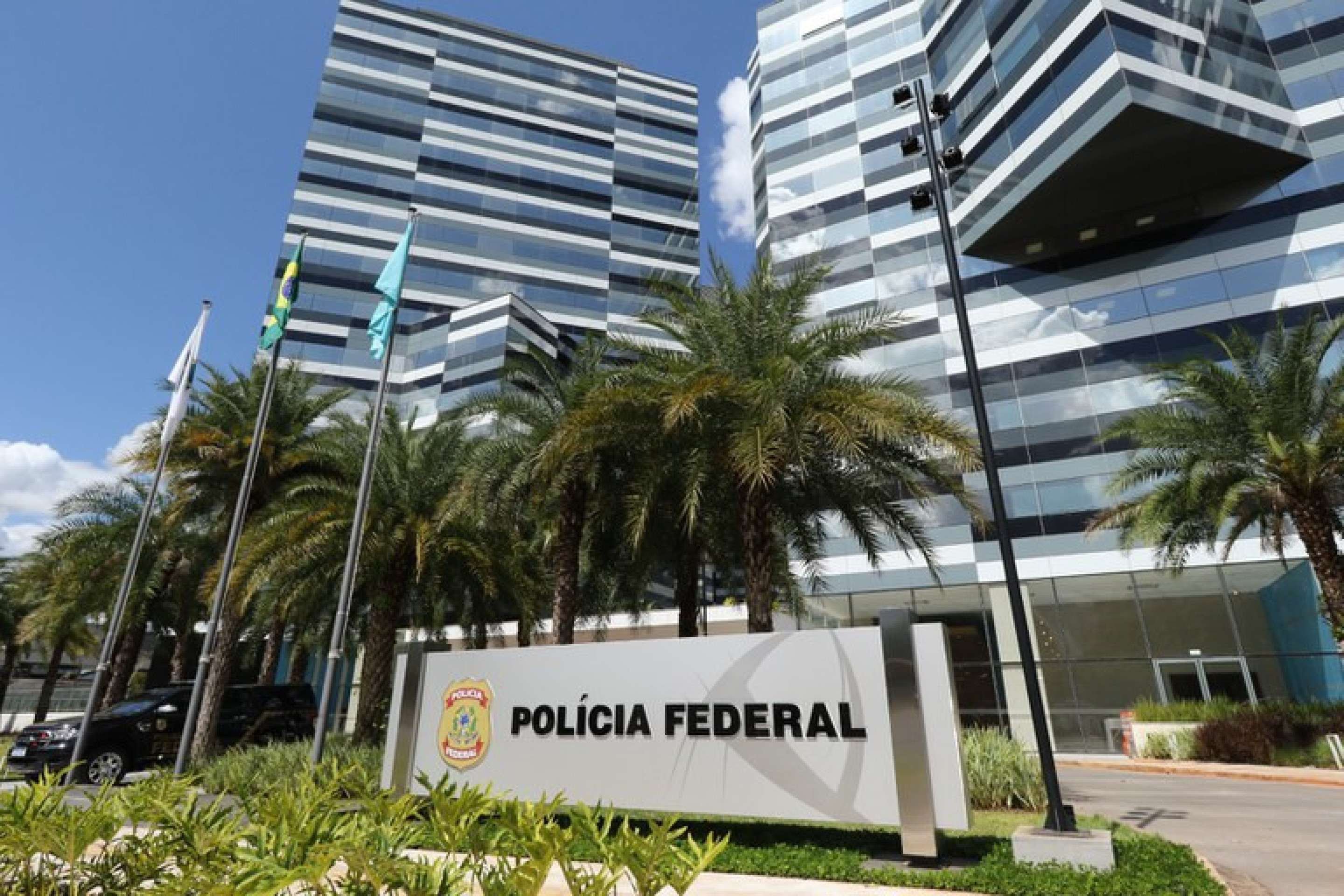Presidente do BRB assina acordo em reunião de negócios.