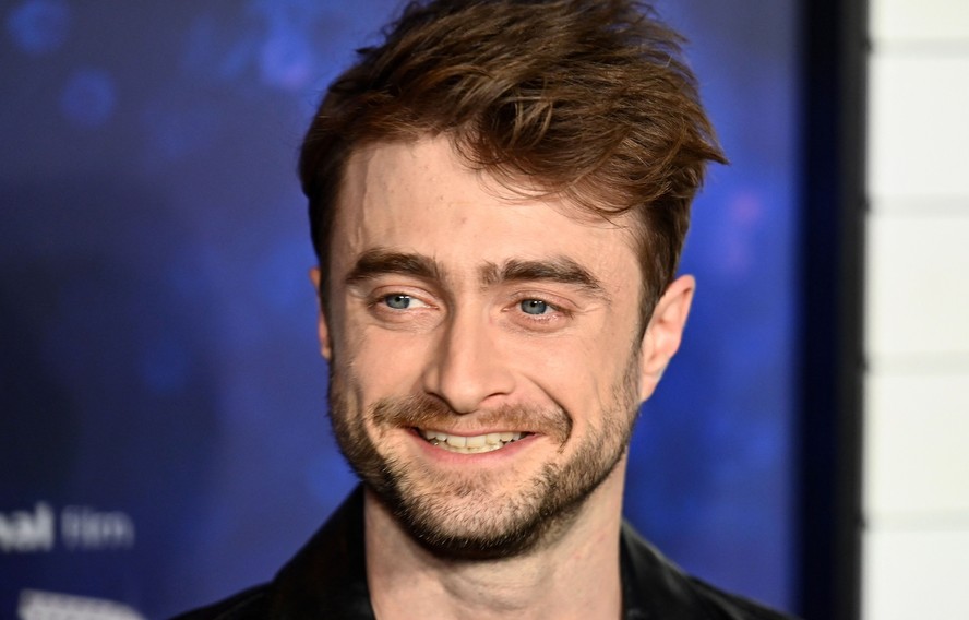 Daniel Radcliffe mantém segredo sobre fama para filho, preservando vida normal.