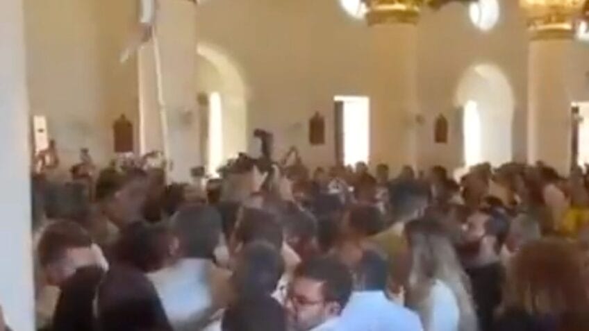 Diácono interrompe tumulto em missa com Ciro e Elmano.