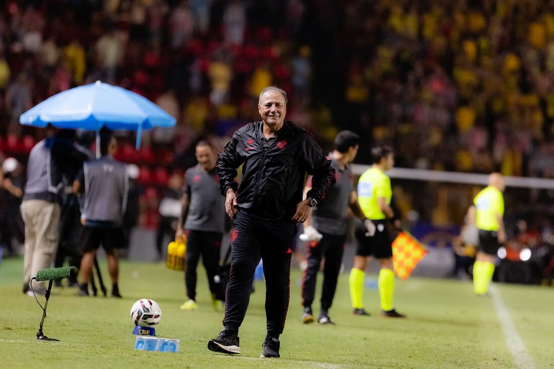Jornalista escrevendo sobre futebol em uma sala de imprensa.