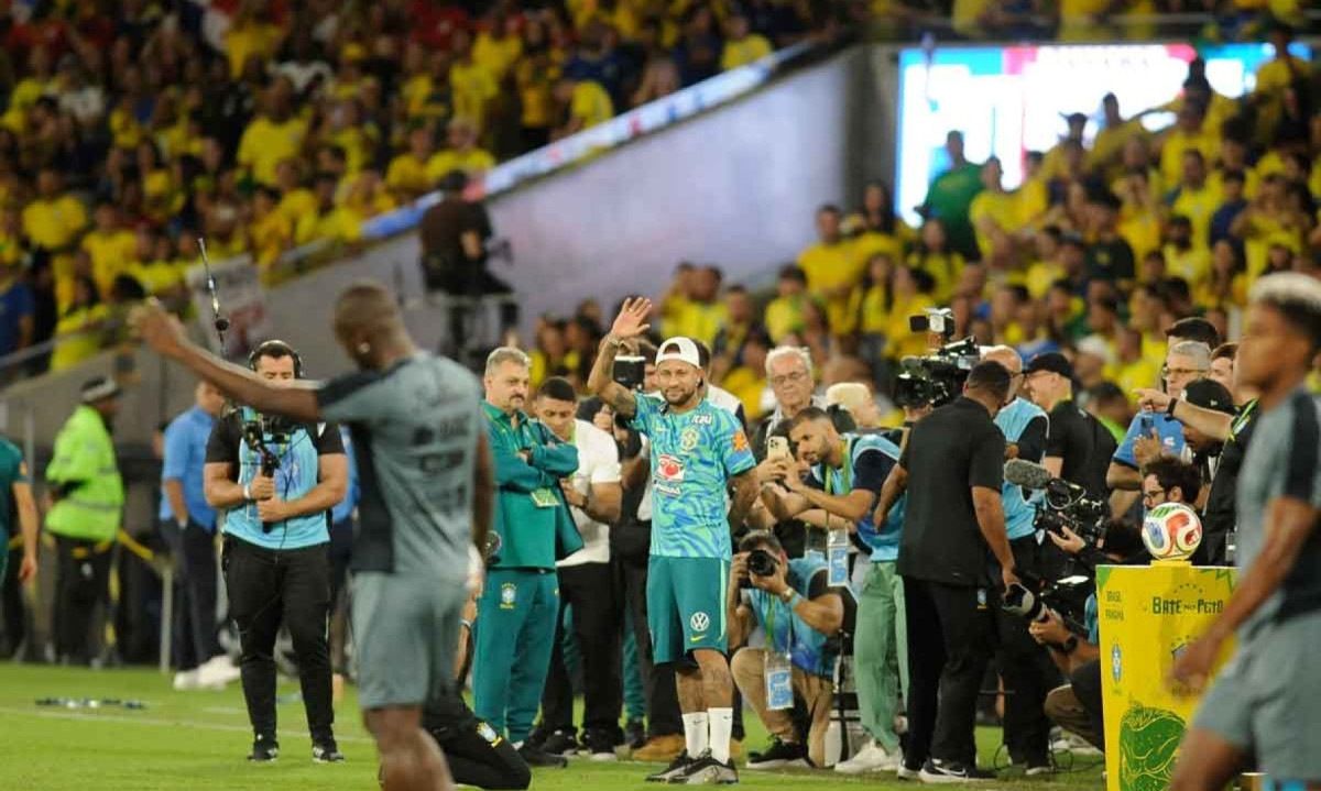 Equipe de helicóptero entrega prêmios a jogadores em cerimônia de premiação.