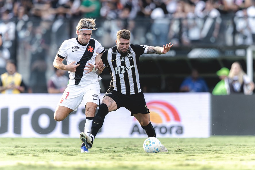 Jogadores de futebol do Vasco em campo, com expressões de desapontamento e frustração após derrota.
