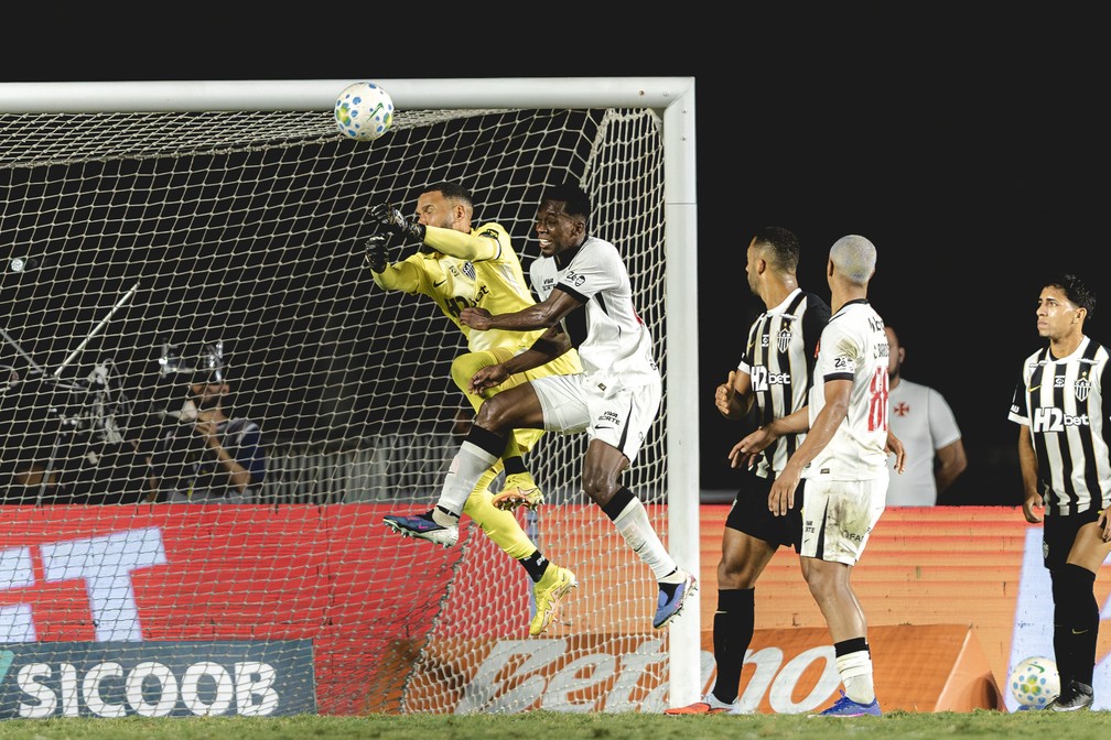 Jogadores de futebol do Vasco em campo, com expressões de desapontamento e frustração após derrota.