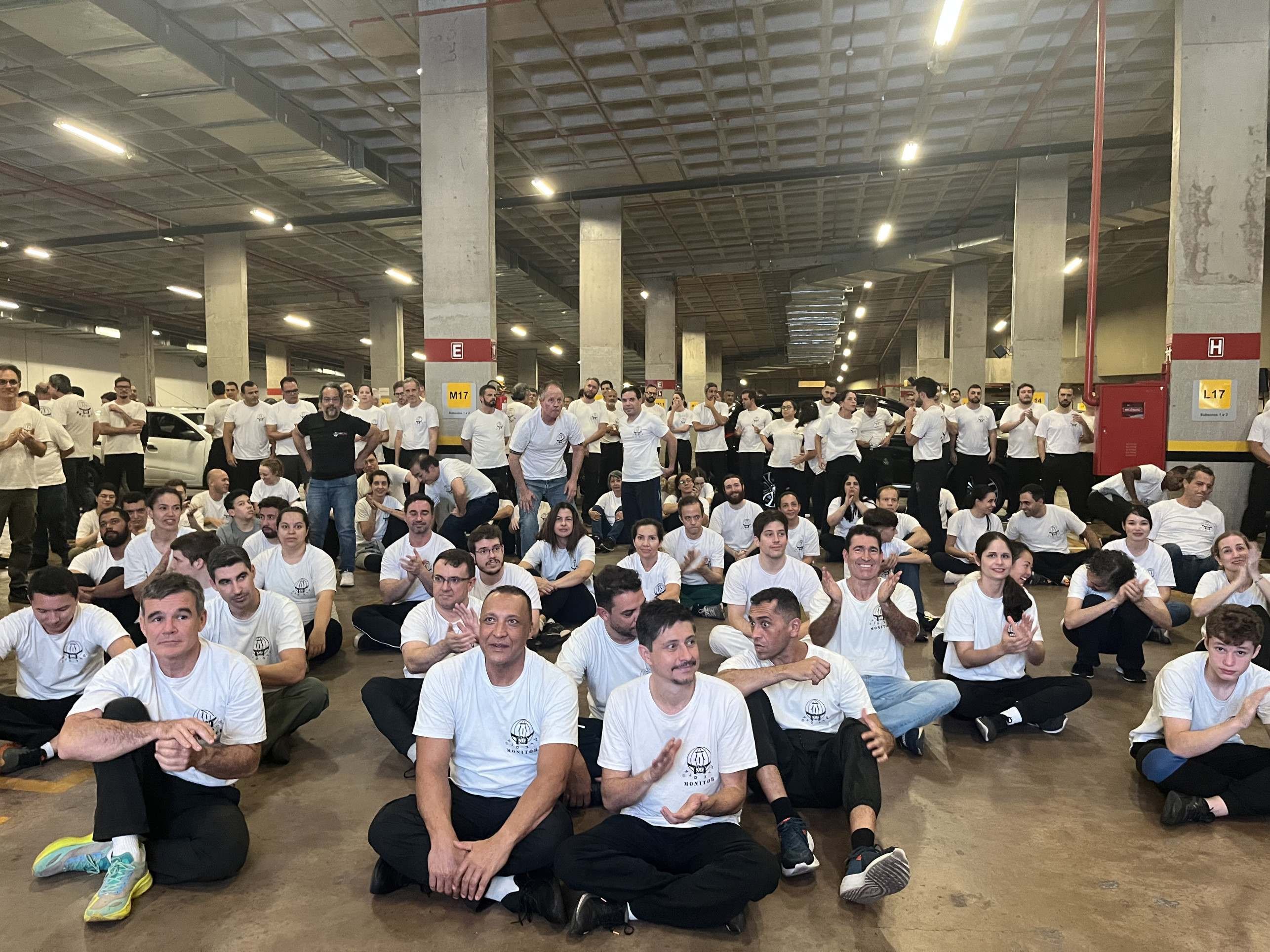 Mulheres em uniforme de resgate aéreo em aeroporto, com equipamentos e olhares determinados.