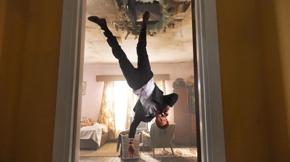 Jornalista segura um roteiro do filme de ação da Netflix em uma segunda-feira movimentada.