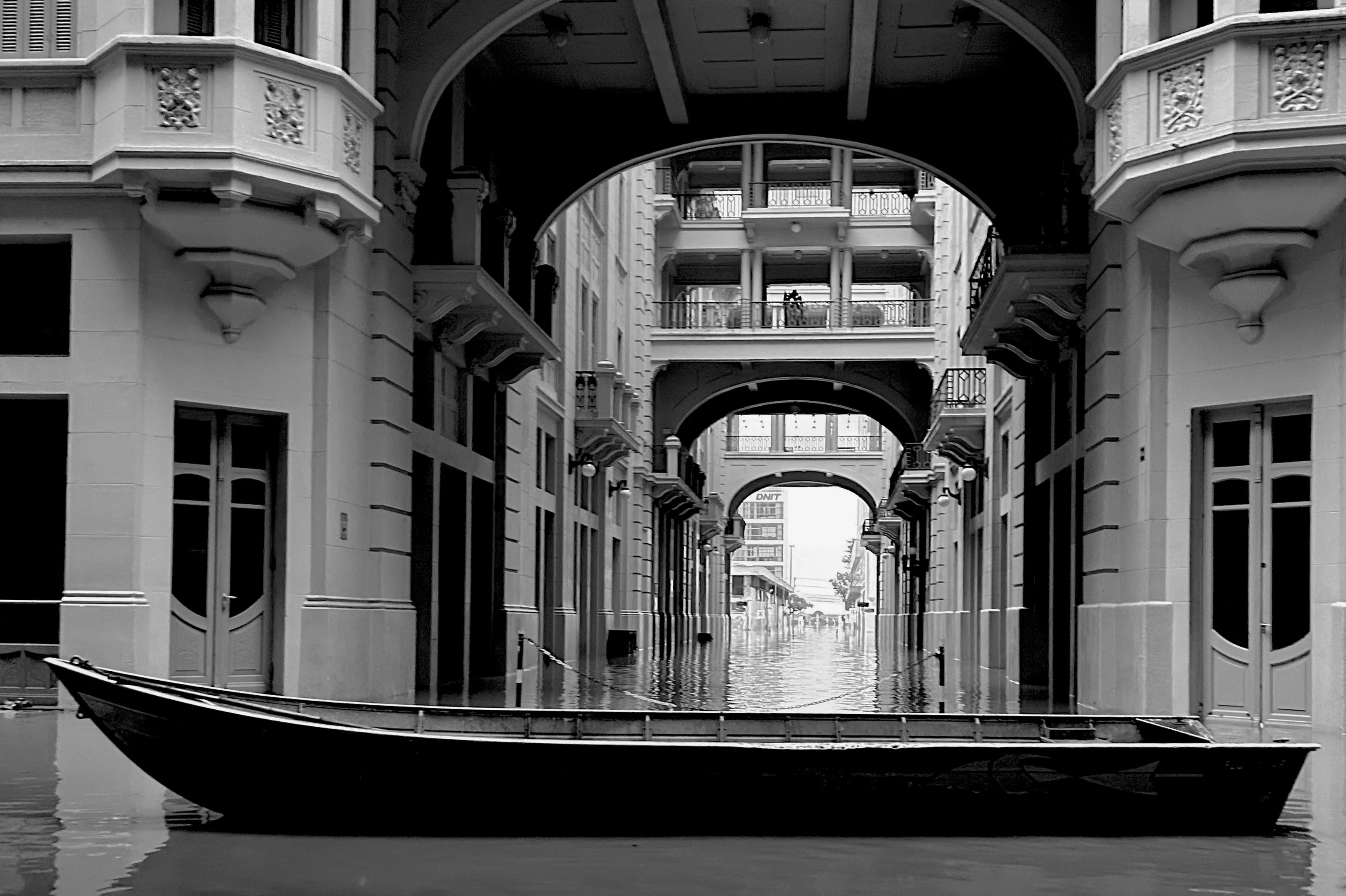 Exposição em Porto Alegre relembrando a enchente que afetou a cidade.