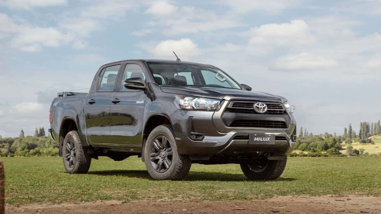 Dois veículos de luxo, Toyota Hilux e Ford Ranger, são exibidos em uma feira de veículos na Argentina.