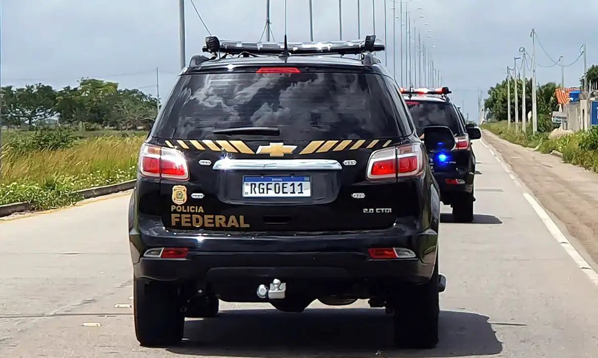 Agentes do PF apreendem armas e armamentos em operação contra facções criminosas no Rio de Janeiro.