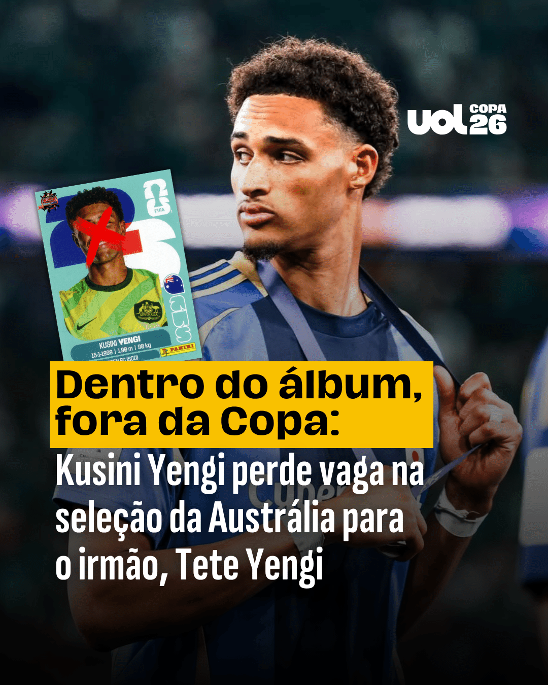 Jornalista sentado à mesa de trabalho, com papel e caneta, olhando para tela de computador com notícias de Copa.