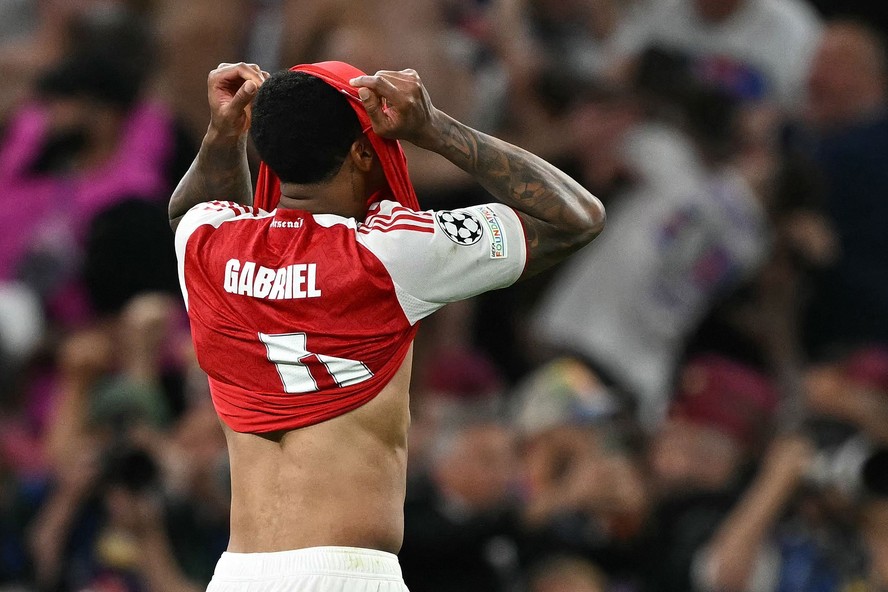 Gabriel Magalhães em cena de notícia jornalística após perder pênalti decisivo na final da Champions.
