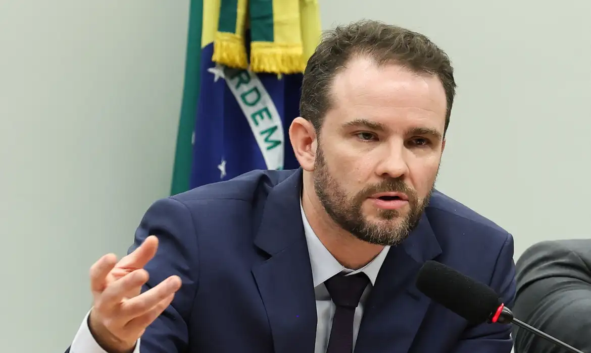 Profissionais preenchem declaração do IR em escritório de contabilidade.