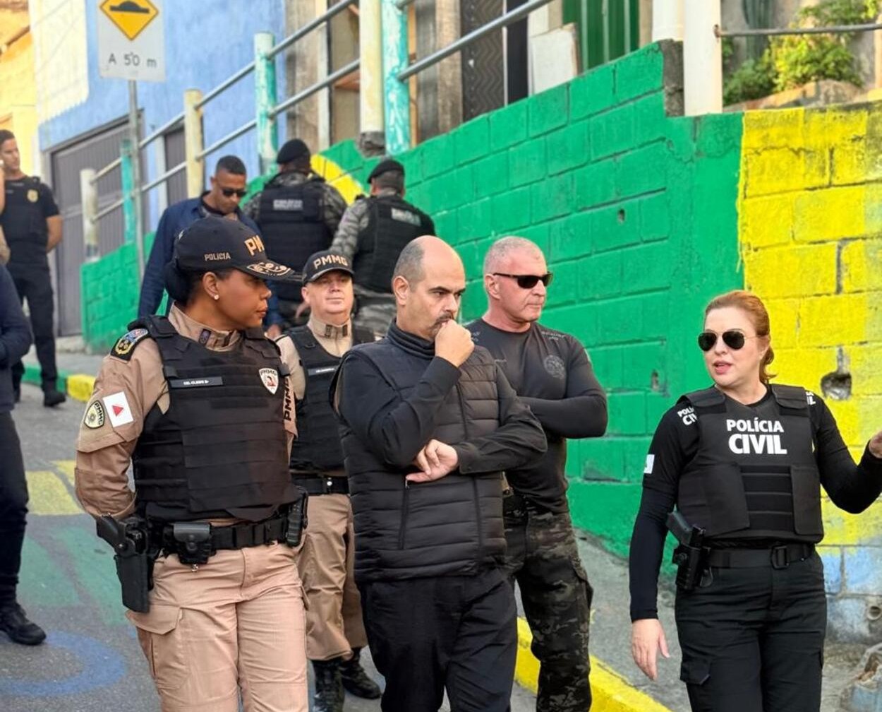 Polícia civil e militar realizam operação contra facções criminosas em São Paulo.