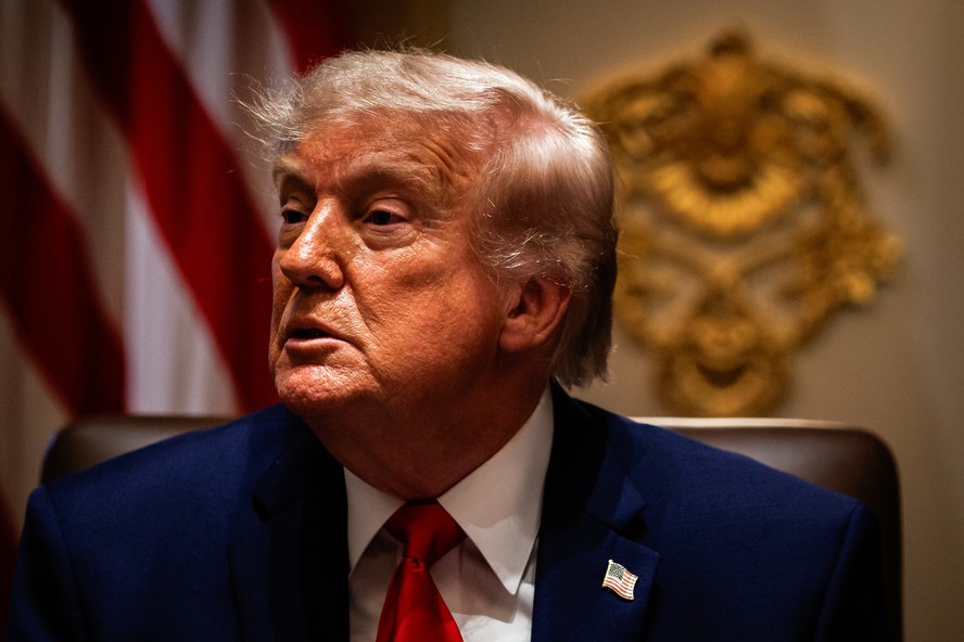 Trump ouve notícias de suspensão de negociações com o Irã em conferência de imprensa.