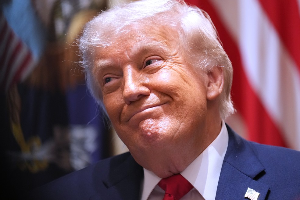 Trump ouve notícias de suspensão de negociações com o Irã em conferência de imprensa.