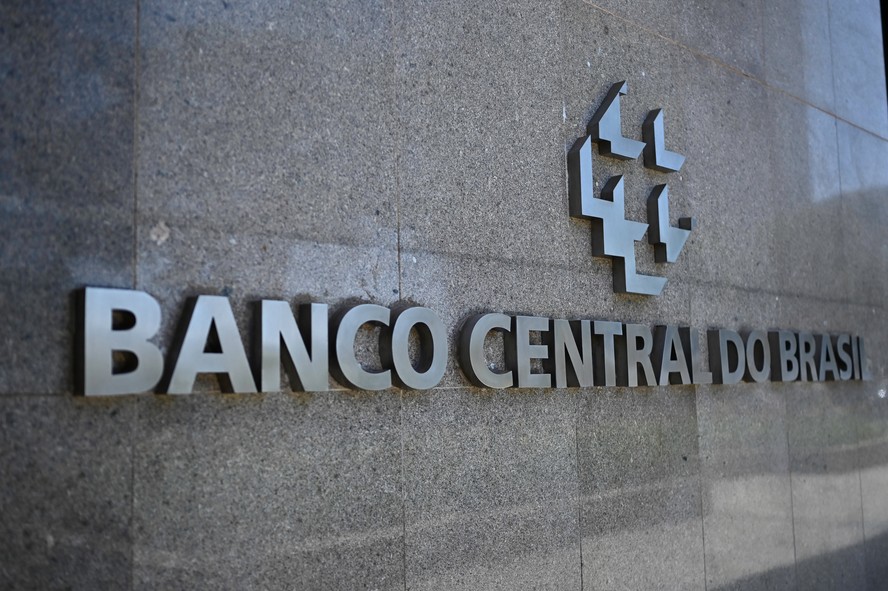 Empresário de fintech é atendido por juiz em tribunal, com expressão de alívio.