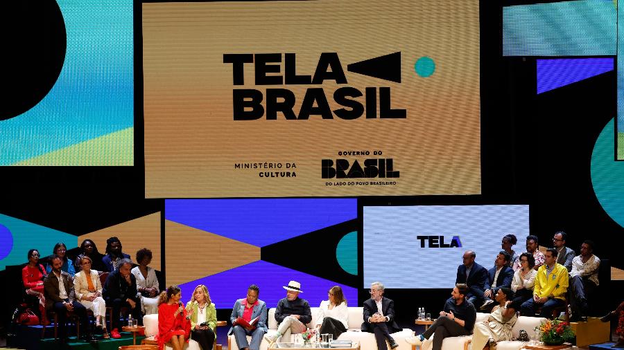 Imagem de uma pessoa assistindo a conteúdo em um dispositivo com o Tela Brasil em segundo plano.