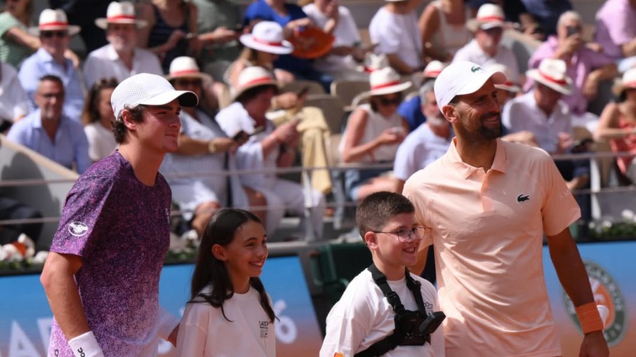 João Fonseca e Mensik em quadra durante partida de Roland Garros.