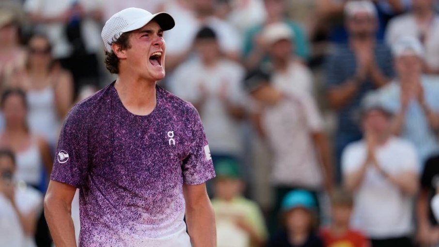 João Fonseca e Mensik em quadra durante partida de Roland Garros.
