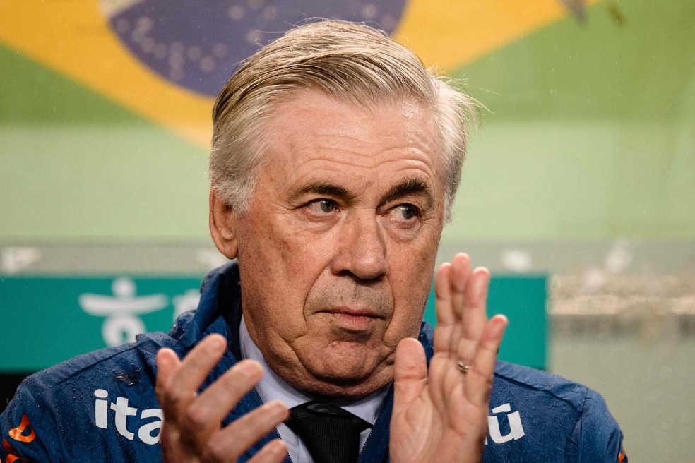 Seleção de futebol embarca para a Copa do Mundo com possíveis mudanças em avaliação.