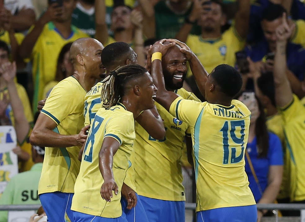 Seleção de futebol embarca para a Copa do Mundo com possíveis mudanças em avaliação.