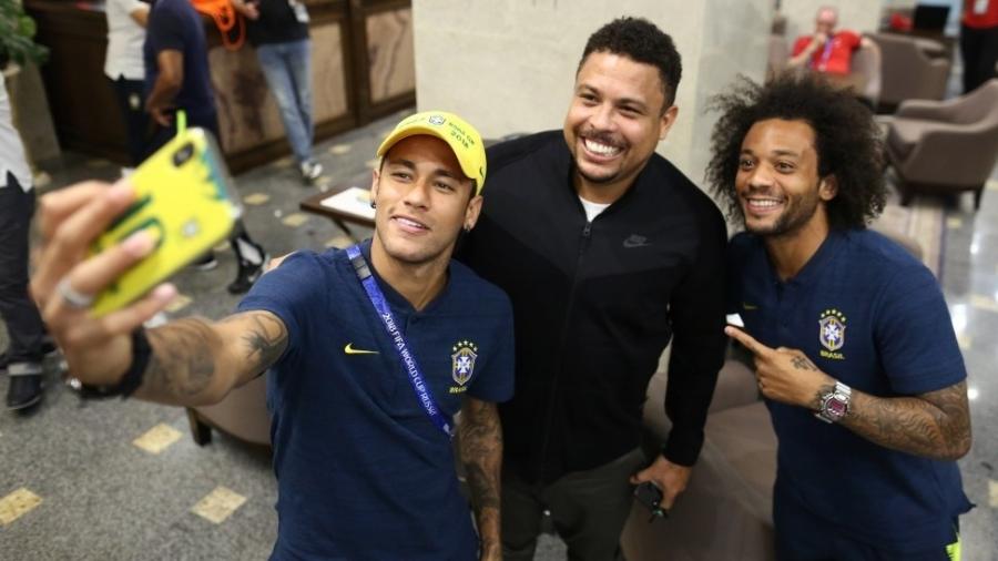 Jogadores da seleção brasileira examinam suas redes sociais com cuidado.