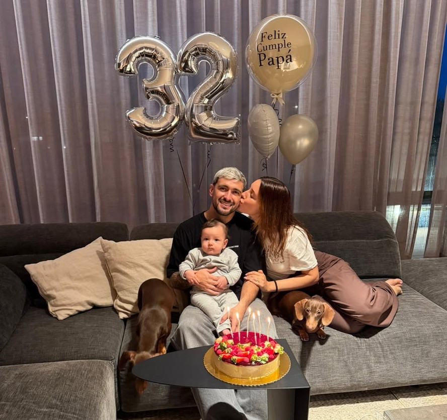 Arrascaeta sorri ao comemorar aniversário de 32 anos, ao lado de outros jogadores da seleção uruguaia.