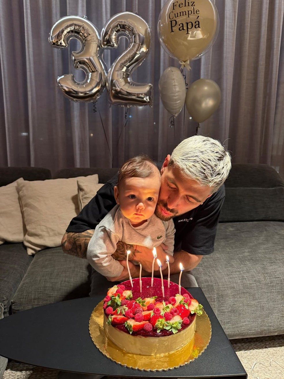 Arrascaeta sorri ao comemorar aniversário de 32 anos, ao lado de outros jogadores da seleção uruguaia.