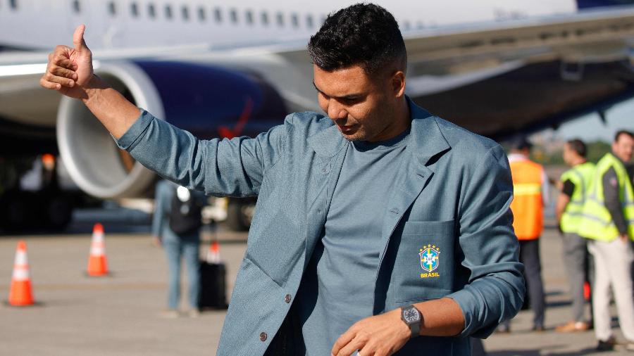Casemiro em entrevista, olhando para a seleção brasileira com expressão séria.