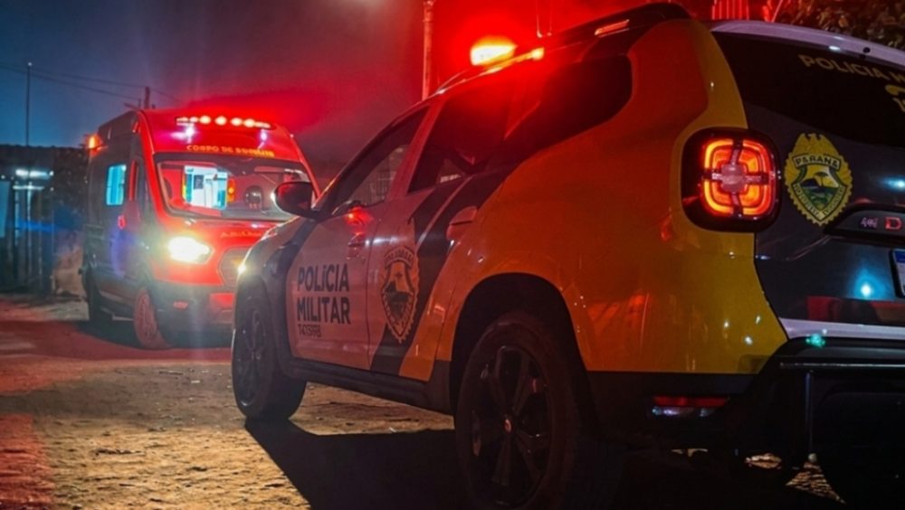 Cena de crime em Foz do Iguaçu, com jovem morto a facadas e irmão adolescente apontado como suspeito.