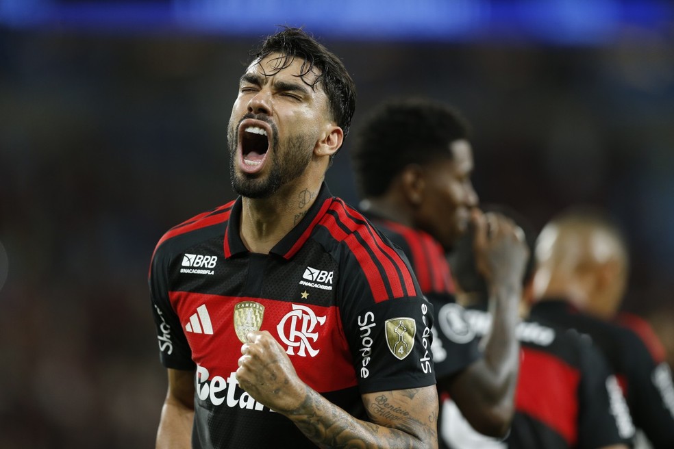 Jornalistas examinam papel de papelão com lista de convocados da Copa do Mundo.