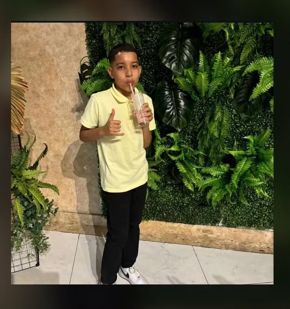 Criança de 12 anos é velada em um cemitério após morte trágica.