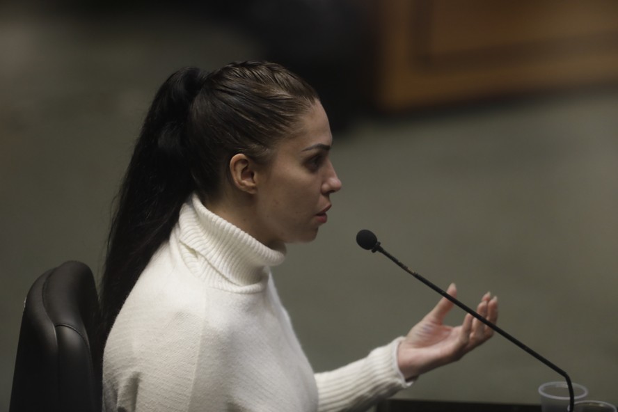 Mulher chora ao acusar ex-companheiro de assassinato de filho.