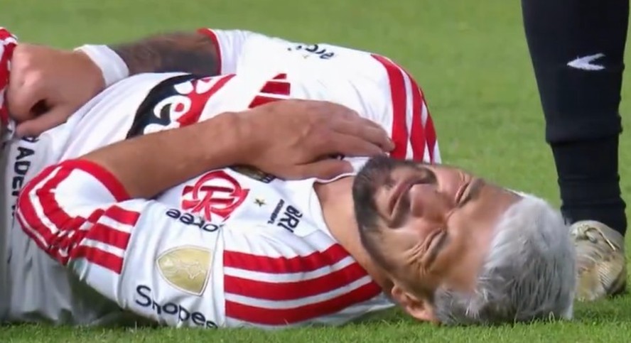 Jogador uruguaio Arrascaeta sofre lesão na panturrilha durante partida da Copa.