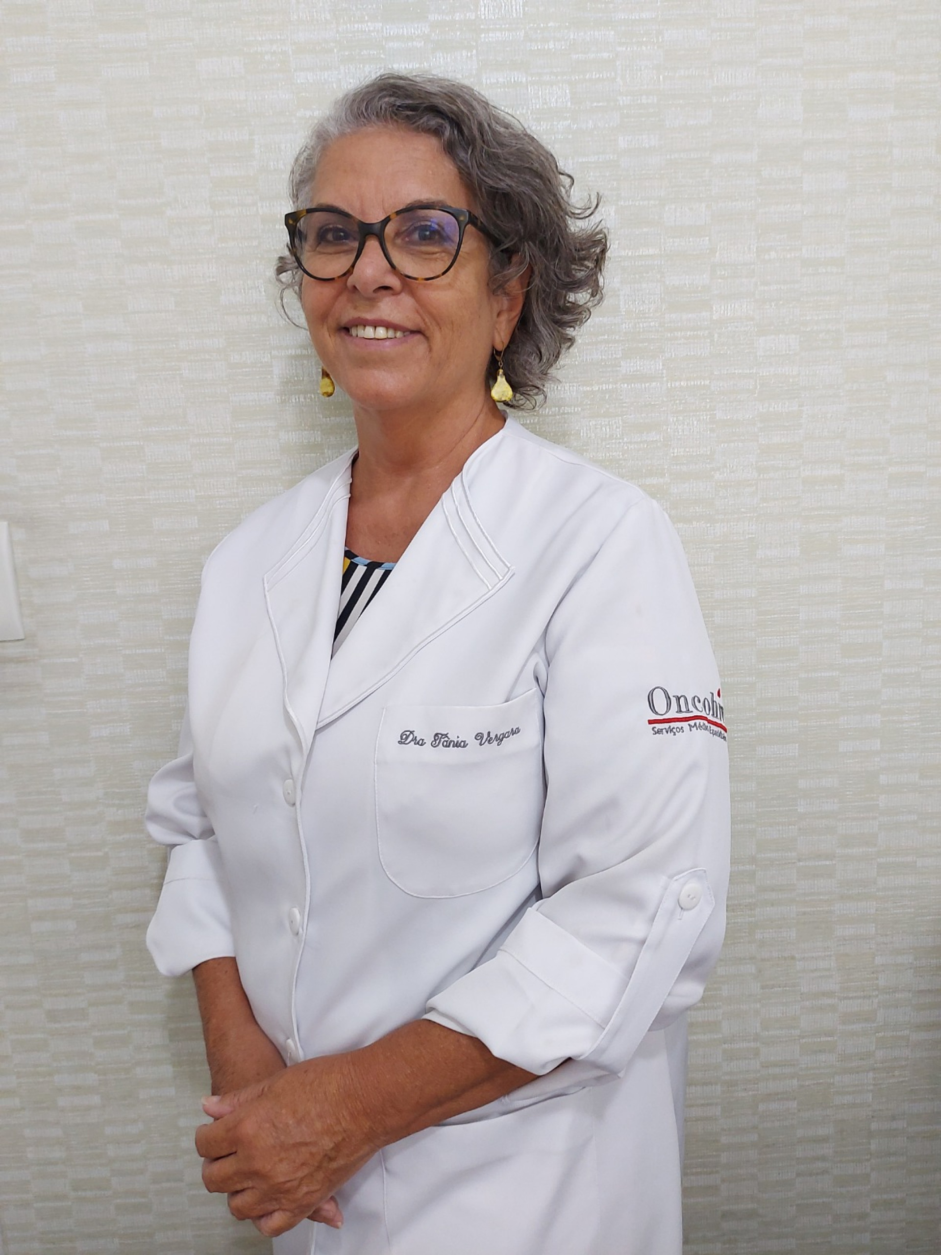 Especialistas em laboratório, avaliando risco de pandemia de ebola.
