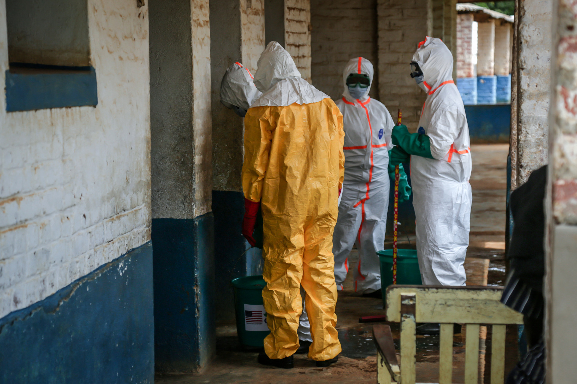 Especialistas em laboratório, avaliando risco de pandemia de ebola.