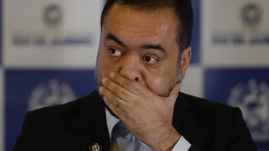 O presidente do TSE assina decisão que mantém Cláudio Castro inelegível até 2030 por unanimidade.