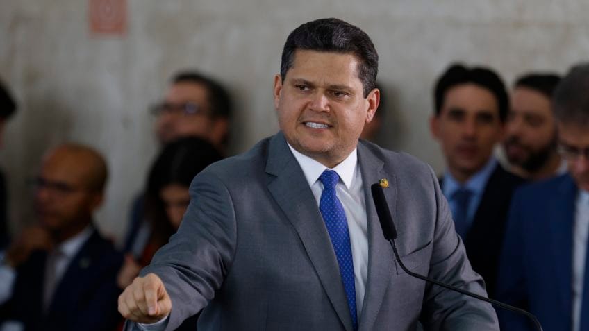 Alcolumbre anuncia rito mais demorado para PEC do fim da 6 X 1