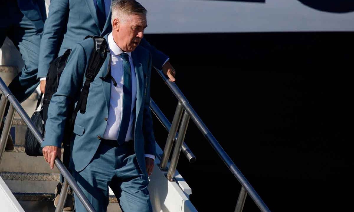 Pessoas comemorando na rua com bandeiras e faixas da Copa do Mundo.