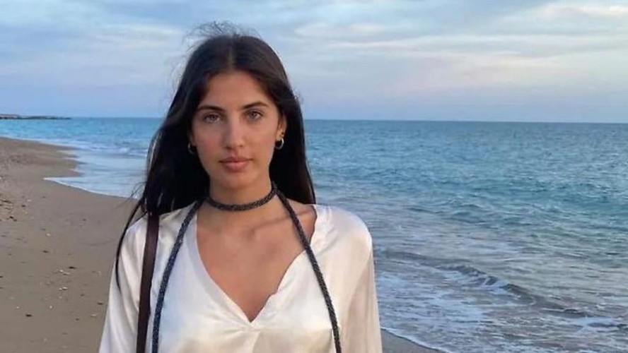 Estudante italiana chorando ao telefone com a tia em Portugal, momentos antes de sua morte inesperada.