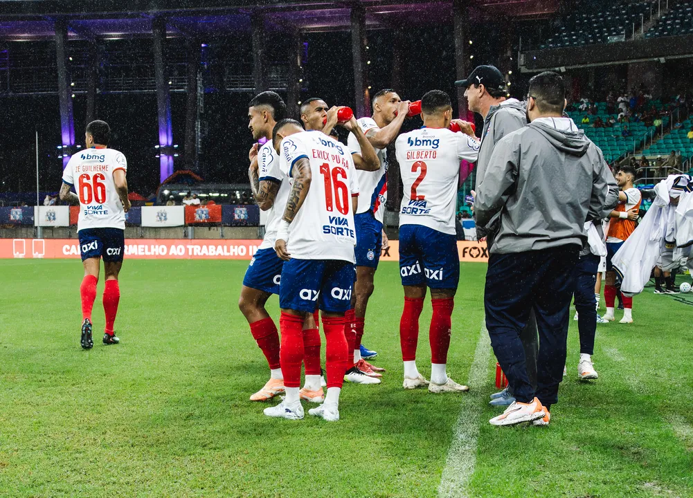 Equipe de futebol da Bahia jogando em campo com expressão de desapontamento.