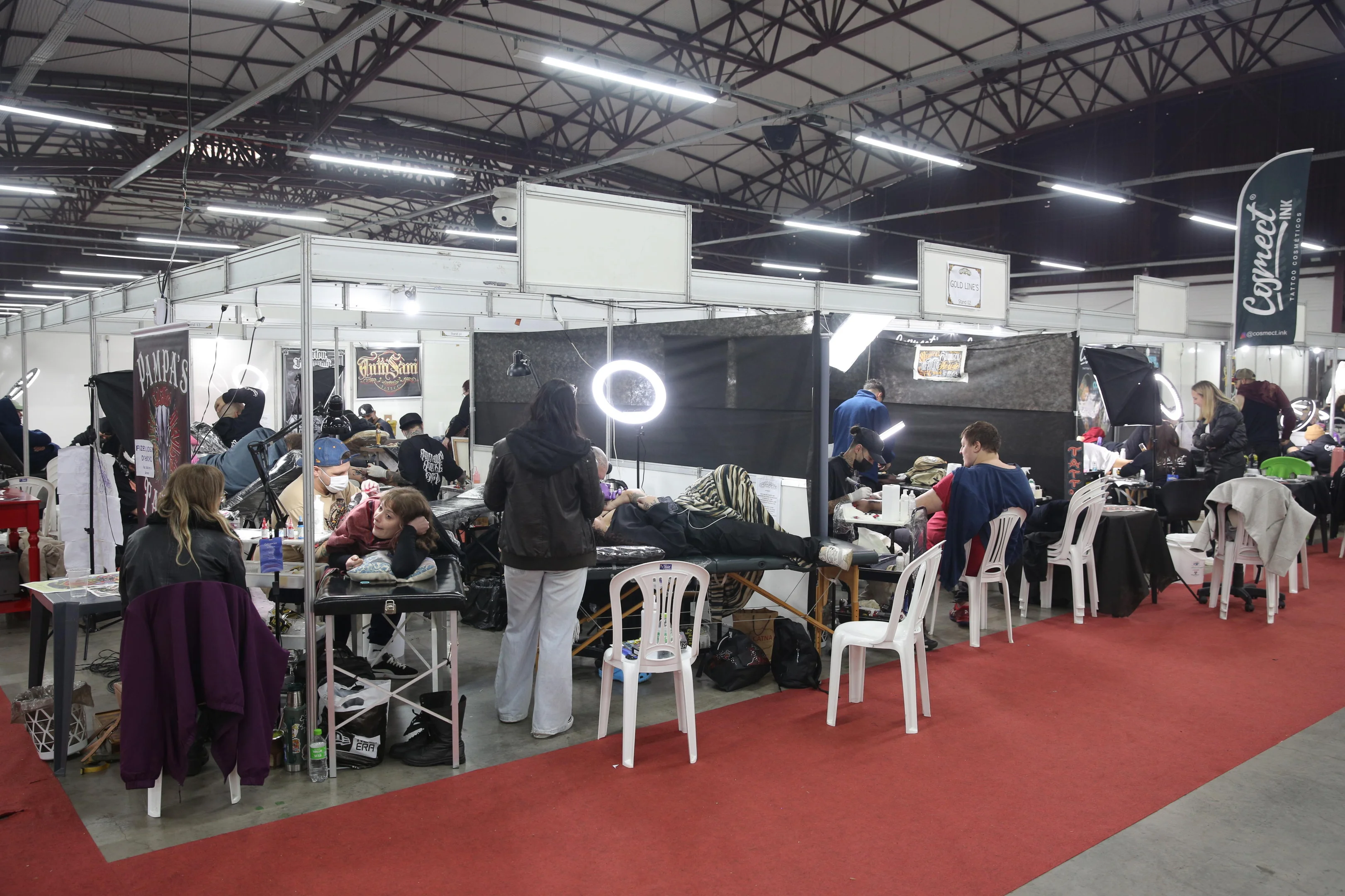 Tatuador de Hollywood e bandas de metal se reúnem no Caxias do Sul Tattoo Fest.